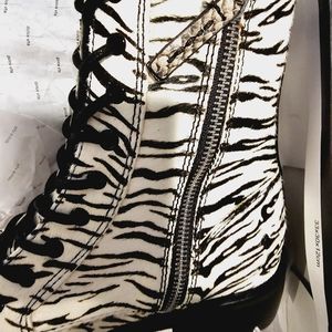 🦿🦿Boots  with red strings included